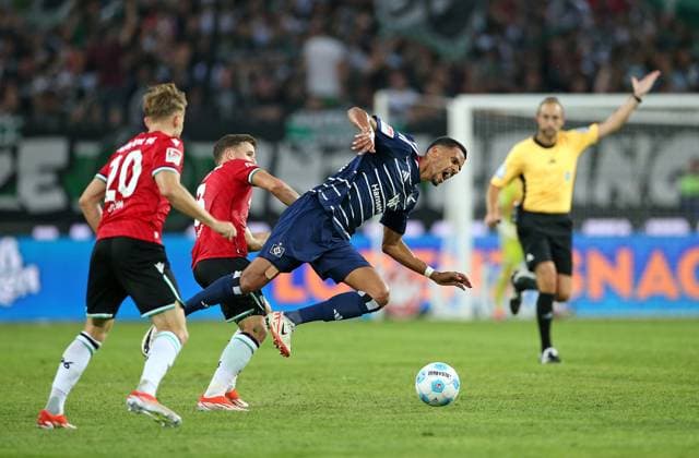 23 08 2024, Soccer 2 Bundesliga 2024 2025, Matchday 3, Hannover 96 Hamburger SV, in der Heinz von Heiden Arena Hannover L R Jannik Dehm Hannover , Enzo Leopold Hannover vs Robert Glatzel Hamburg DFL and DFB regulations prohibit any use of photographs as image sequences and or quasi video