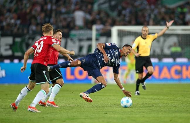 23 08 2024, Soccer 2 Bundesliga 2024 2025, Matchday 3, Hannover 96 Hamburger SV, in der Heinz von Heiden Arena Hannover L R Jannik Dehm Hannover , Enzo Leopold Hannover vs Robert Glatzel Hamburg DFL and DFB regulations prohibit any use of photographs as image sequences and or quasi video