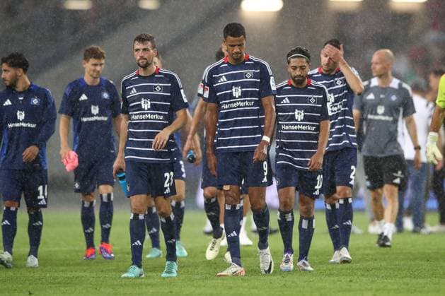 23 08 2024, xtgx, Fußball 2 Bundesliga, Hannover 96 Hamburger SV emspor, v l Jonas Meffert HSV, 23 , Robert Glatzel HSV, 9 , Immanuel Pherai HSV, 10 enttaeuscht, schaut enttaeuscht, niedergeschlagen, disappointed DFL DFB REGULATIONS PROHIBIT ANY USE OF PHOTOGRAPHS as IMAGE SEQUENCES and or QUASI VIDEO Hannover