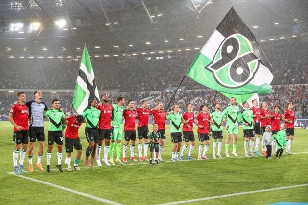 23 08 2024, xtgx, Fußball 2 Bundesliga, Hannover 96 Hamburger SV emspor, v l Hannover Jubel über den Sieg, Jubel nach Spielende DFL DFB REGULATIONS PROHIBIT ANY USE OF PHOTOGRAPHS as IMAGE SEQUENCES and or QUASI VIDEO Hannover