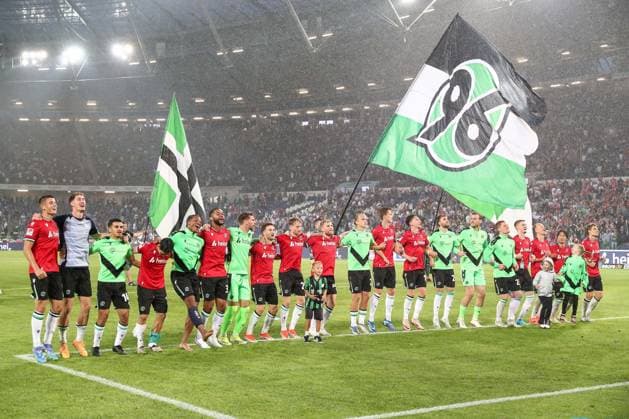 23 08 2024, xtgx, Fußball 2 Bundesliga, Hannover 96 Hamburger SV emspor, v l Hannover Jubel über den Sieg, Jubel nach Spielende DFL DFB REGULATIONS PROHIBIT ANY USE OF PHOTOGRAPHS as IMAGE SEQUENCES and or QUASI VIDEO Hannover