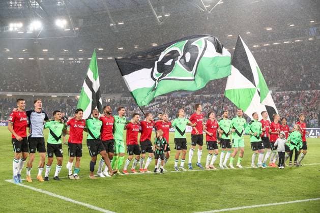 23 08 2024, xtgx, Fußball 2 Bundesliga, Hannover 96 Hamburger SV emspor, v l Hannover Jubel über den Sieg, Jubel nach Spielende DFL DFB REGULATIONS PROHIBIT ANY USE OF PHOTOGRAPHS as IMAGE SEQUENCES and or QUASI VIDEO Hannover