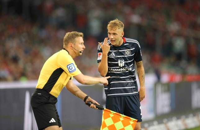 Photo Adam KARABEC HSV has stress with the linesman Soccer 2 Bundesliga on Fri 23 08 2024 Hannover 96 Hamburger SV 1 0