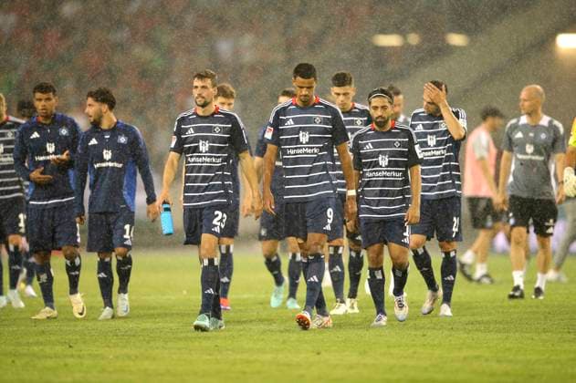 Photo sad faces after the final whistle , Jonas Meffert and Robert Glatzel and on the right Immanuel PHERAI HSV Fussball 2 Bundesliga on Fri 23 08 2024 Hannover 96 Hamburger SV 1 0