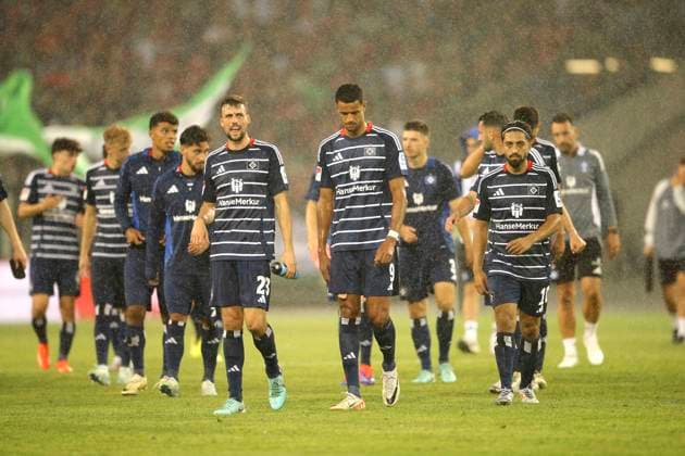 Photo sad faces after the final whistle , Jonas Meffert and Robert Glatzel and on the right Immanuel PHERAI HSV Fussball 2 Bundesliga on Fri 23 08 2024 Hannover 96 Hamburger SV 1 0