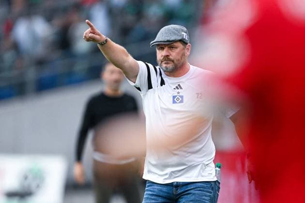 2 Bundesliga Hannover 06 Hamburger SV on 23 08 2024 at the HDI Arena in Hannover Coach Steffen Baumgart Hamburg gives loud instructions MT