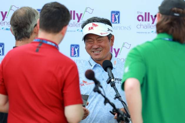 The Ally Challenge GRAND BLANC,MICHIGAN-AUGUST 23: K.J. Choi of the United States is interviewed after completing the first round of The Ally Challenge presented by McLaren at Warwick Hills Golf & Country Club, Grand Blanc, MI, USA Friday, August 23, 2024. Grand Blanc Michigan United States  Copyright: xAmyxLemusx originalFilename:lemus-theallyc240823_npeiA.jpg