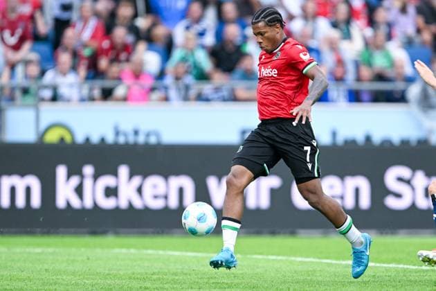 2 Bundesliga Hannover 06 Hamburger SV on 23 08 2024 at the HDI Arena in Hannover Jessic Ngankam Hannover 96 on the ball MT
