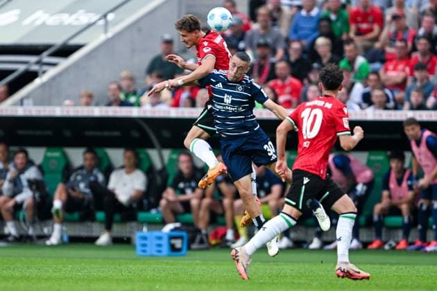 2 Bundesliga Hannover 06 Hamburger SV on 23 08 2024 at the HDI Arena in Hannover Phil Neumann Hannover 96 in a duel against Silvan Hefti Hamburg MT