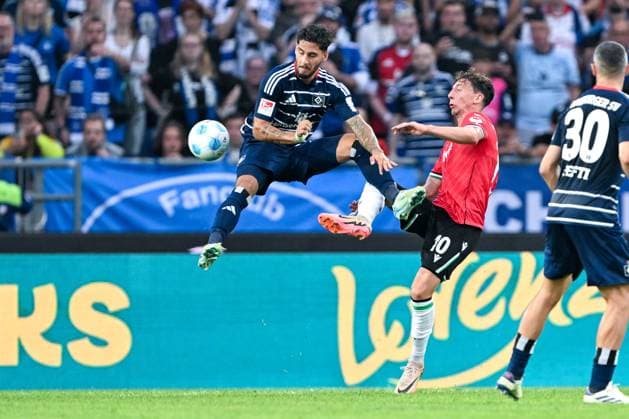 2 Bundesliga Hannover 06 Hamburger SV on 23 08 2024 at the HDI Arena in Hannover Ludovit Reis Hamburg in a duel against Jannik Rochelt Hannover 96 MT