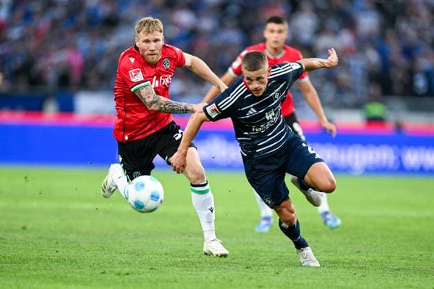2 Bundesliga Hannover 06 Hamburger SV on 23 08 2024 at the HDI Arena in Hannover Miro Muheim Hamburg in a duel against Andreas Voglsammer Hannover 96 MT