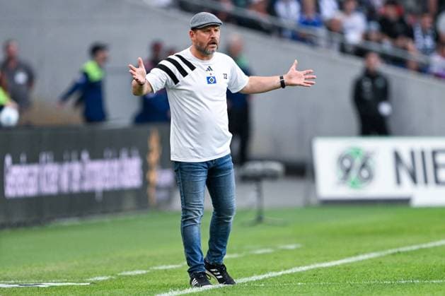 2 Bundesliga Hannover 06 Hamburger SV on 23 08 2024 at the HDI Arena in Hannover Coach Steffen Baumgart Hamburg dissatisfied, disappointed, disappointed, dejected MT