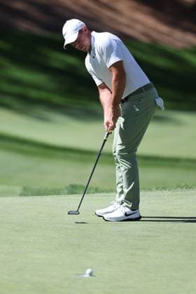 CASTLE ROCK, CO - AUGUST 23: Rory McIlroy watches as his birdie putt on 8 just misses the cup during the second round of the BMW Championship on August 23, 2024 at Castle Pines Golf Club in Castle Rock, CO. (Photo by Scott Winters Icon Sportswire) GOLF: AUG 23 PGA, Golf Herren FedExCup Playoffs - BMW Championship EDITORIAL USE ONLY Icon2408230995