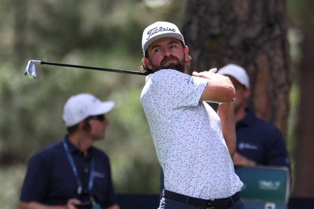 CASTLE ROCK, CO - AUGUST 23: Cameron Young watches his tee shot on the 12th hole during the second round of the BMW Championship on August 23, 2024 at Castle Pines Golf Club in Castle Rock, CO. (Photo by Scott Winters Icon Sportswire) GOLF: AUG 23 PGA, Golf Herren FedExCup Playoffs - BMW Championship EDITORIAL USE ONLY Icon2408231151