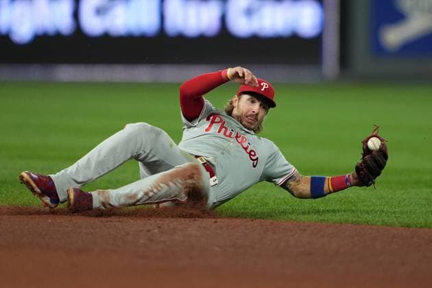 Sport Bilder des Tages AUG 23, 2024: Philadelphia Phillies second base Bryson Stott (5) makes a great play on a ball in the gap at Kauffman Stadium Kansas City, Missouri. CSM. Kansas City United States - ZUMAc04_ 20240823_zma_c04_031 Copyright: xJonxRobichaudx