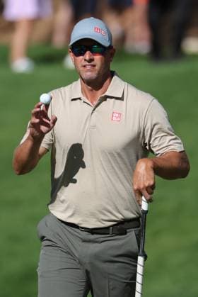 CASTLE ROCK, CO - AUGUST 23: Adam Scott acknowledges the crowd after a birdie on the 8th hole during the second round of the BMW Championship on August 23, 2024 at Castle Pines Golf Club in Castle Rock, CO. (Photo by Scott Winters Icon Sportswire) GOLF: AUG 23 PGA, Golf Herren FedExCup Playoffs - BMW Championship EDITORIAL USE ONLY Icon2408230692