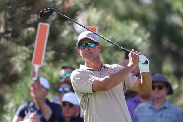 CASTLE ROCK, CO - AUGUST 23: Adam Scott watches his tee shot on the 9th hole during the second round of the BMW Championship on August 23, 2024 at Castle Pines Golf Club in Castle Rock, CO. (Photo by Scott Winters Icon Sportswire) GOLF: AUG 23 PGA, Golf Herren FedExCup Playoffs - BMW Championship EDITORIAL USE ONLY Icon2408230709