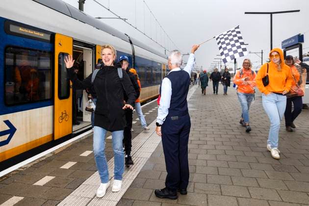 ZANDVOORT - Race fans arrive at the station in Zandvoort before the Dutch F1 Grand Prix. ANP RAMON VAN FLYMEN xVIxANPxSportx xxANPxIVx 506605688 originalFilename: 506605688.jpg
