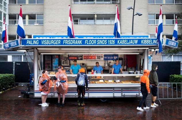 ZANDVOORT - A fish stall in the center of Zandvoort before the F1 Grand Prix of the Netherlands. ANP RAMON VAN FLYMEN xVIxANPxSportx xxANPxIVx 506607607 originalFilename: 506607607.jpg