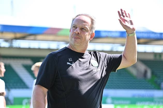 24 08 2024 Soccer Season 2024 2025 2 Soccer Bundesliga 03 Matchday SpVgg Greuther Fürth Kleeblatt SC Paderborn 07 SCP Sportfoto Zink xwoxzix DFL regulations prohibit any use of photographs as image sequences and or quasi video only for editorial use Alexander Zorniger Trainer SpVgg Greuther Fürth waves before the start of the match