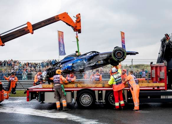 ZANDVOORT - Logan Sargeant s (Williams) car is lifted onto a truck after a heavy crash during the third free practice session prior to the F1 Dutch Grand Prix at the Zandvoort Circuit. ANP REMKO DE WAAL xVIxANPxSportx xxANPxIVx 506611139 originalFilename: 506611139.jpg