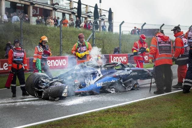 02 SARGEANT Logan (usa), Williams Racing FW46, action, crash, accident, and fire, feu with marshall, commissaire de piste, marshal, marshalls, marshals during the Formula 1 Heineken Dutch Grand Prix 2024, 15th round of the 2024 Formula One World Championship, WM, Weltmeisterschaft from August 23 to 25, 2024 on the Circuit Zandvoort, in Zandvoort, Netherlands - F1 - DUTCH GRAND PRIX 2024 DPPI Panoramic  240824_R15_OLANDA_DP_FG009040_