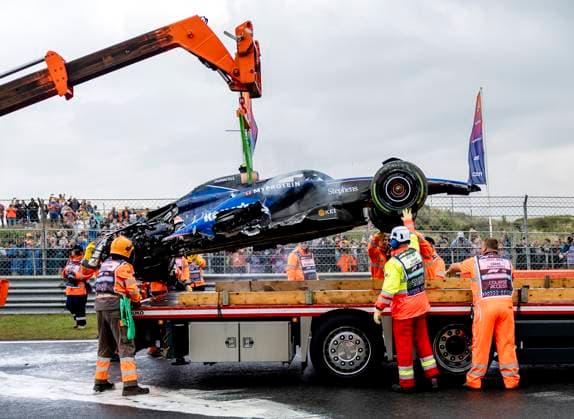 ZANDVOORT - Logan Sargeant s (Williams) car is lifted onto a truck after a heavy crash during the third free practice session prior to the F1 Dutch Grand Prix at the Zandvoort Circuit. ANP REMKO DE WAAL xVIxANPxSportx xxANPxIVx 506611160 originalFilename: 506611160.jpg