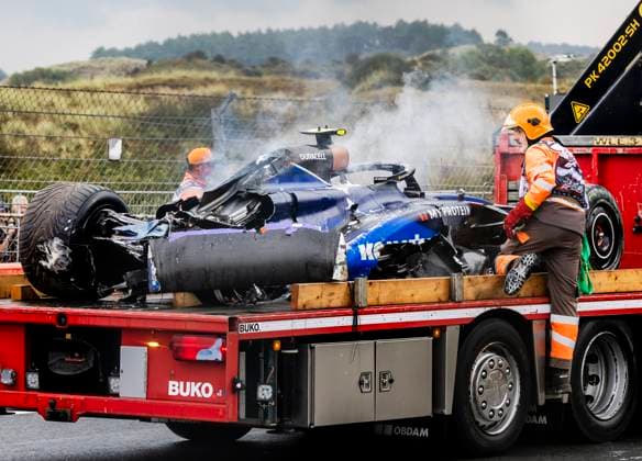 ZANDVOORT - Logan Sargeant s (Williams) car is lifted onto a truck after a heavy crash during the third free practice session prior to the F1 Dutch Grand Prix at the Zandvoort Circuit. ANP REMKO DE WAAL xVIxANPxSportx xxANPxIVx 506611222 originalFilename: 506611222.jpg