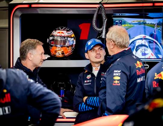 ZANDVOORT - Max Verstappen (Red Bull Racing) talks to team bosses Christian Horner (L) and Helmut Marko (R) during the third free practice session prior to the F1 Dutch Grand Prix at the Zandvoort Circuit. ANP REMKO DE WAAL xVIxANPxSportx xxANPxIVx 506611367 originalFilename: 506611367.jpg