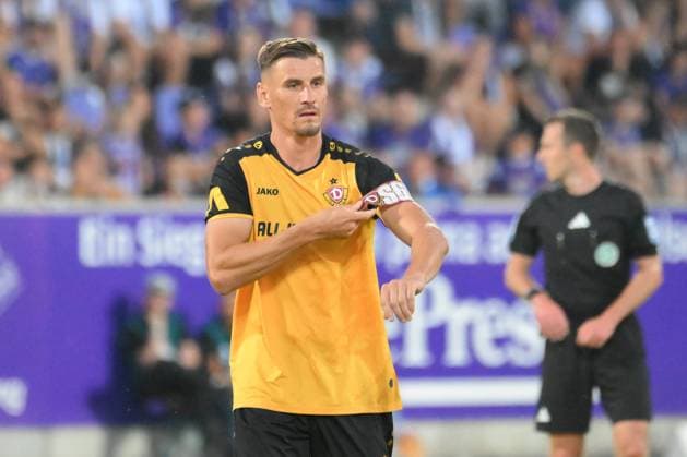 Stefan Kutschke SG Dynamo Dresden is substituted and takes over the captains armband FC Erzgebirge Aue vs SG Dynamo Dresden, Soccer, 3 Liga, Matchday 3, Season 2024 2025, 23 08 2024 DFB DFL REGULATIONS PROHIBIT ANY USE OF PHOTOGRAPHS AS IMAGE SEQUENCES AND OR QUASI VIDEO FC Erzgebirge Aue vs SG Dynamo Dresden, Football, 3 Liga, Matchday 3, Season 2024 2025, 23 08 2024 Aue Bad Schlema Copyright: xEibner-Pressefoto BertxHarzerx EP_BHR