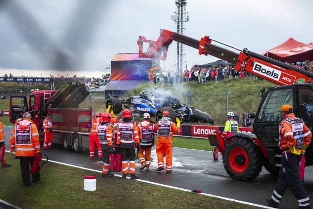 Formel 1, GP Niederlande in Zandvoort, Fahrzeug von Logan Sargeant fängt Feuer 02 SARGEANT Logan (usa), Williams Racing FW46, action, crash, accident, and fire, feu with marshall, commissaire de piste, marshal, marshalls, marshals during the Formula 1 Heineken Dutch Grand Prix 2024, 15th round of the 2024 Formula One World Championship, WM, Weltmeisterschaft from August 23 to 25, 2024 on the Circuit Zandvoort, in Zandvoort, Netherlands - F1 - DUTCH GRAND PRIX 2024 DPPI Panoramic 240824_R15_OLANDA_DP_FG009067_