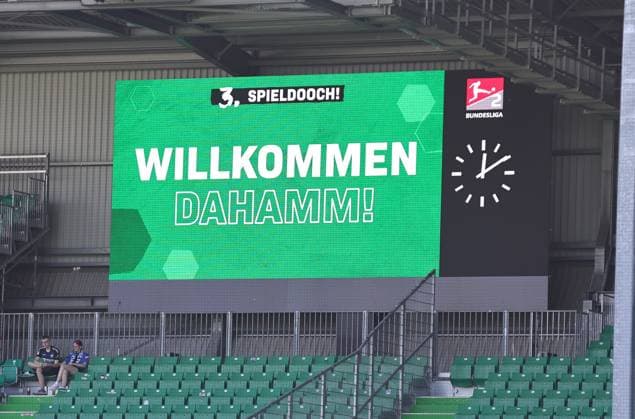 24 08 2024 Soccer Season 2024 2025 2 Soccer Bundesliga 03 Matchday SpVgg Greuther Fürth Kleeblatt SC Paderborn 07 SCP Sportfoto Zink DaMa xdaxmax DFL regulations prohibit any use of photographs as image sequences and or quasi video only for editorial use Symbolbild Symbol photo Feature Impression Scoreboard before the start of the match Welcome Dahamm