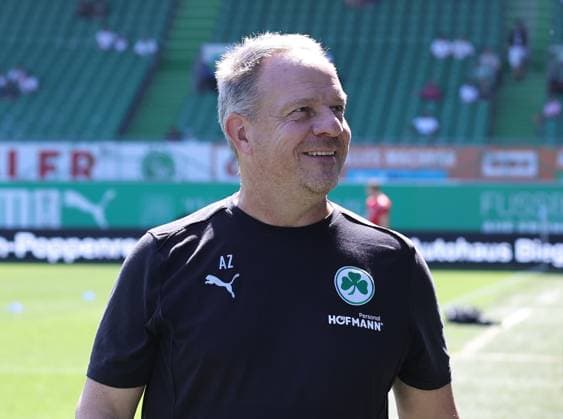 24 08 2024 Soccer Season 2024 2025 2 Soccer Bundesliga 03 Matchday SpVgg Greuther Fürth Kleeblatt SC Paderborn 07 SCP Sportfoto Zink DaMa xdaxmax DFL regulations prohibit any use of photographs as image sequences and or quasi video only for editorial use Alexander Zorniger Trainer SpVgg Greuther Fürth lacht Lachen freut sich Freude