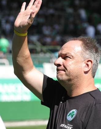 24 08 2024 Soccer Season 2024 2025 2 Soccer Bundesliga 03 Matchday SpVgg Greuther Fürth Kleeblatt SC Paderborn 07 SCP Sportfoto Zink DaMa xdaxmax DFL regulations prohibit any use of photographs as image sequences and or quasi video only for editorial use Alexander Zorniger Trainer SpVgg Greuther Fürth waves spectators audience fans to