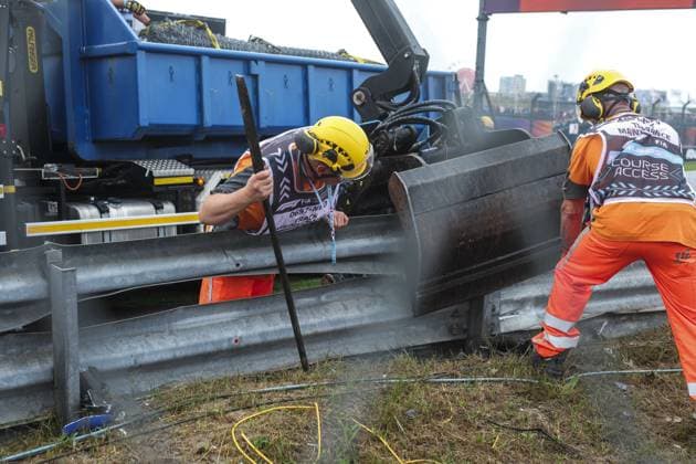 marshall, commissaire de piste, marshal, marshalls, marshals repairs after a crash, accident, during the Formula 1 Heineken Dutch Grand Prix 2024, 15th round of the 2024 Formula One World Championship, WM, Weltmeisterschaft from August 23 to 25, 2024 on the Circuit Zandvoort, in Zandvoort, Netherlands - F1 - DUTCH GRAND PRIX 2024 DPPI Panoramic  240824_R15_OLANDA_DP_FG009071_