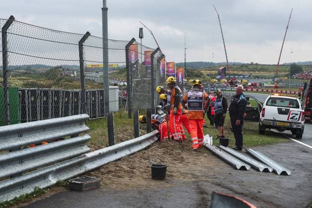 marshall, commissaire de piste, marshal, marshalls, marshals repairs after a crash, accident, during the Formula 1 Heineken Dutch Grand Prix 2024, 15th round of the 2024 Formula One World Championship, WM, Weltmeisterschaft from August 23 to 25, 2024 on the Circuit Zandvoort, in Zandvoort, Netherlands - F1 - DUTCH GRAND PRIX 2024 DPPI Panoramic  240824_R15_OLANDA_DP_FG009076_