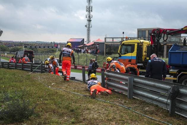 marshall, commissaire de piste, marshal, marshalls, marshals repairs after a crash, accident, during the Formula 1 Heineken Dutch Grand Prix 2024, 15th round of the 2024 Formula One World Championship, WM, Weltmeisterschaft from August 23 to 25, 2024 on the Circuit Zandvoort, in Zandvoort, Netherlands - F1 - DUTCH GRAND PRIX 2024 DPPI Panoramic  240824_R15_OLANDA_DP_FG009075_