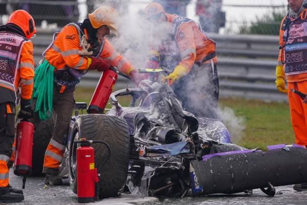 Formel 1, GP Niederlande in Zandvoort, Fahrzeug von Logan Sargeant fängt Feuer 2024-08-24 F1 - Heineken Dutch GP - Free Practice 2 ZANDVOORT, NETHERLANDS - AUGUST 24: Firemen and marshalls busy with the car of Logan Sargeant of Williams after a crash while competing in the Free Practice 2 during F1 - Heineken Dutch GP on August 24, 2024 in Zandvoort, Netherlands. Zandvoort Netherlands Content not available for redistribution in The Netherlands directly or indirectly through any third parties. Copyright: xAndrexWeeningx
