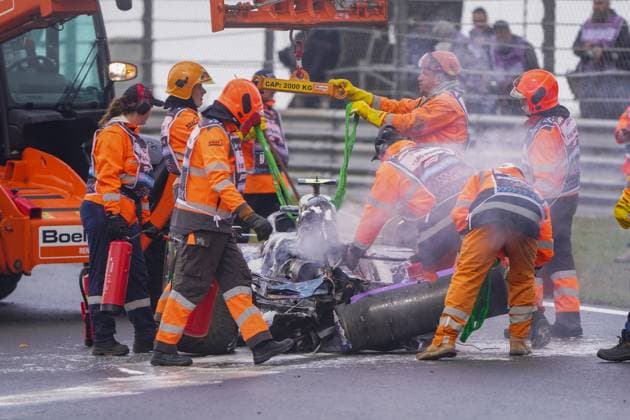 Formel 1, GP Niederlande in Zandvoort, Fahrzeug von Logan Sargeant fängt Feuer 2024-08-24 F1 - Heineken Dutch GP - Free Practice 2 ZANDVOORT, NETHERLANDS - AUGUST 24: Firemen and marshalls busy with the car of Logan Sargeant of Williams after a crash while competing in the Free Practice 2 during F1 - Heineken Dutch GP on August 24, 2024 in Zandvoort, Netherlands. Zandvoort Netherlands Content not available for redistribution in The Netherlands directly or indirectly through any third parties. Copyright: xAndrexWeeningx