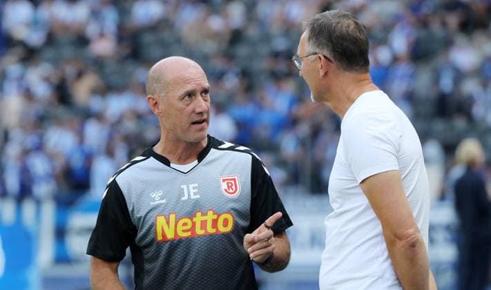 Coach Joe Enochs talks to Managing Director Sport Achim Beierlorzer Action Upper Body Sport Football Soccer DFL 2 Bundesliga Men 3 Matchday Season 2024 2025 24 08 2024 Hertha BSC Berlin vs SSV Jahn Regensburg DFL regulations prohibit any use of photographs as image sequences and or quasi video
