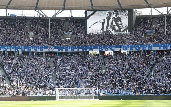 Hanne Weiner, minutes silence for former Hertha player Sport Football Soccer DFL 2 Bundesliga Men 3 Matchday Season 2024 2025 24 08 2024 Hertha BSC Berlin vs SSV Jahn Regensburg DFL regulations prohibit any use of photographs as image sequences and or quasi video