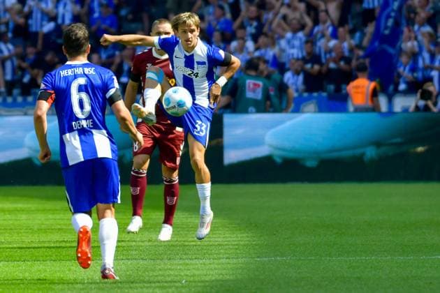 24 08 2024, xlakx, Fußball 2 Bundesliga, Hertha BSC Berlin Jahn Regensburg emspor, v l Andreas Geipl SSV Jahn Regensburg 8 ,Michal Karbownik Hertha BSC 33 ,Zweikampf, Duell, Kampf, tackle DFL DFB REGULATIONS PROHIBIT ANY USE OF PHOTOGRAPHS as IMAGE SEQUENCES and or QUASI VIDEO Daniel Lakomski Jan Huebner Berlin