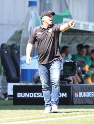 24 08 2024 Soccer Season 2024 2025 2 Soccer Bundesliga 03 Matchday SpVgg Greuther Fürth Kleeblatt SC Paderborn 07 SCP Sportfoto Zink DaMa xdaxmax DFL regulations prohibit any use of photographs as image sequences and or quasi video only for editorial use Lukas Kwasniok Trainer SC Paderborn 07 indicates gestures directs gives instructions