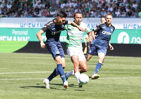 24 08 2024 Soccer season 2024 2025 2 Soccer Bundesliga 03 Matchday SpVgg Greuther Fürth Kleeblatt SC Paderborn 07 SCP Sportfoto Zink DaMa xdaxmax DFL regulations prohibit any use of photographs as image sequences and or quasi video only for editorial use Raphael Obermair 23, SC Paderborn 07 with shot on goal gg Roberto Massimo 11, SpVgg Greuther Fürth