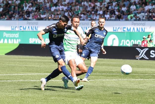 24 08 2024 Soccer season 2024 2025 2 Soccer Bundesliga 03 Matchday SpVgg Greuther Fürth Kleeblatt SC Paderborn 07 SCP Sportfoto Zink DaMa xdaxmax DFL regulations prohibit any use of photographs as image sequences and or quasi video only for editorial use Raphael Obermair 23, SC Paderborn 07 with shot on goal gg Roberto Massimo 11, SpVgg Greuther Fürth