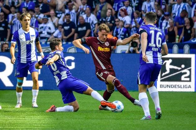 24 08 2024, xlakx, Fußball 2 Bundesliga, Hertha BSC Berlin Jahn Regensburg emspor, v l Diego Demme Hertha BSC 6 ,Christian Viet SSV Jahn Regensburg 10 ,Zweikampf, Duell, Kampf, tackle DFL DFB REGULATIONS PROHIBIT ANY USE OF PHOTOGRAPHS as IMAGE SEQUENCES and or QUASI VIDEO Daniel Lakomski Jan Huebner Berlin