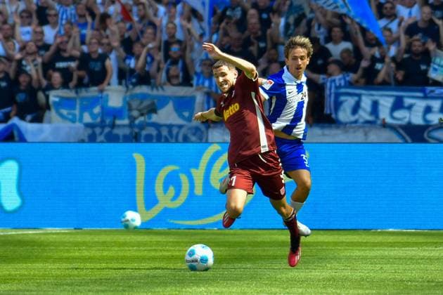 24 08 2024, xlakx, Soccer 2 Bundesliga, Hertha BSC Berlin Jahn Regensburg emspor, v l Oscar Schoenfelder SSV Jahn Regensburg 7 ,Michal Karbownik Hertha BSC 33 ,duel, fight, tackle DFL DFB REGULATIONS PROHIBIT ANY USE OF PHOTOGRAPHS as IMAGE SEQUENCES and or QUASI VIDEO Daniel Lakomski Jan Huebner Berlin
