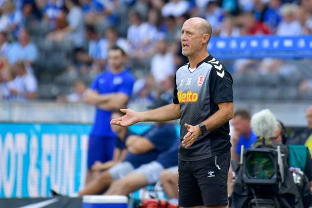 24 08 2024, xlakx, Fußball 2 Bundesliga, Hertha BSC Berlin Jahn Regensburg emspor, v l Joe Enochs SSV Jahn Regensburg Trainer ,gibt Anweisungen, gestikuliert mit den Armen, gesticulate, gives instructions DFL DFB REGULATIONS PROHIBIT ANY USE OF PHOTOGRAPHS as IMAGE SEQUENCES and or QUASI VIDEO Daniel Lakomski Jan Huebner Berlin