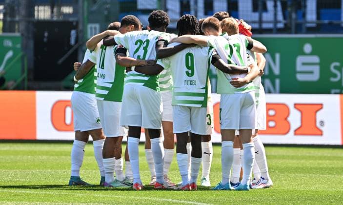 24 08 2024 Soccer Season 2024 2025 2 Soccer Bundesliga 03 Matchday SpVgg Greuther Fürth Kleeblatt SC Paderborn 07 SCP Sportfoto Zink xwoxzix DFL regulations prohibit any use of photographs as image sequences and or quasi video only for editorial use Teamkreis Mannschaft Team Fürth