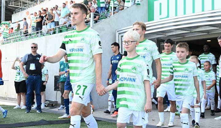 24 08 2024 Soccer Season 2024 2025 2 Soccer Bundesliga 03 Matchday SpVgg Greuther Fürth Kleeblatt SC Paderborn 07 SCP Sportfoto Zink xwoxzix DFL regulations prohibit any use of photographs as image sequences and or quasi video only for editorial use Gian Luca Gian Luca Itter 27, SpVgg Greuther Fürth and team Team Team runs in